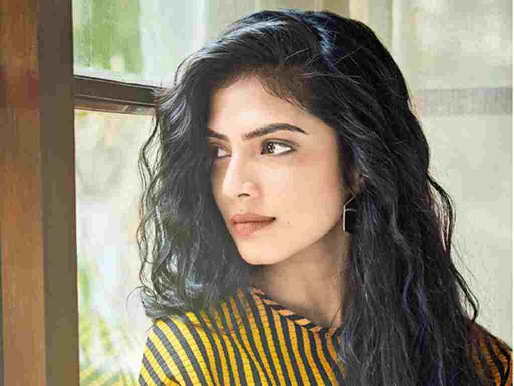 Malavika Mohanan Height, Weight, Age, Wiki, Affairs, Family & More
