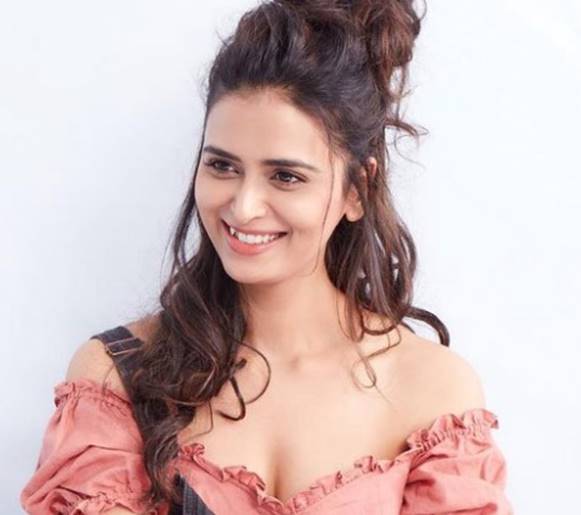 Meenakshi Dixit Height, Weight, Age, Wiki, Biography, Family & More