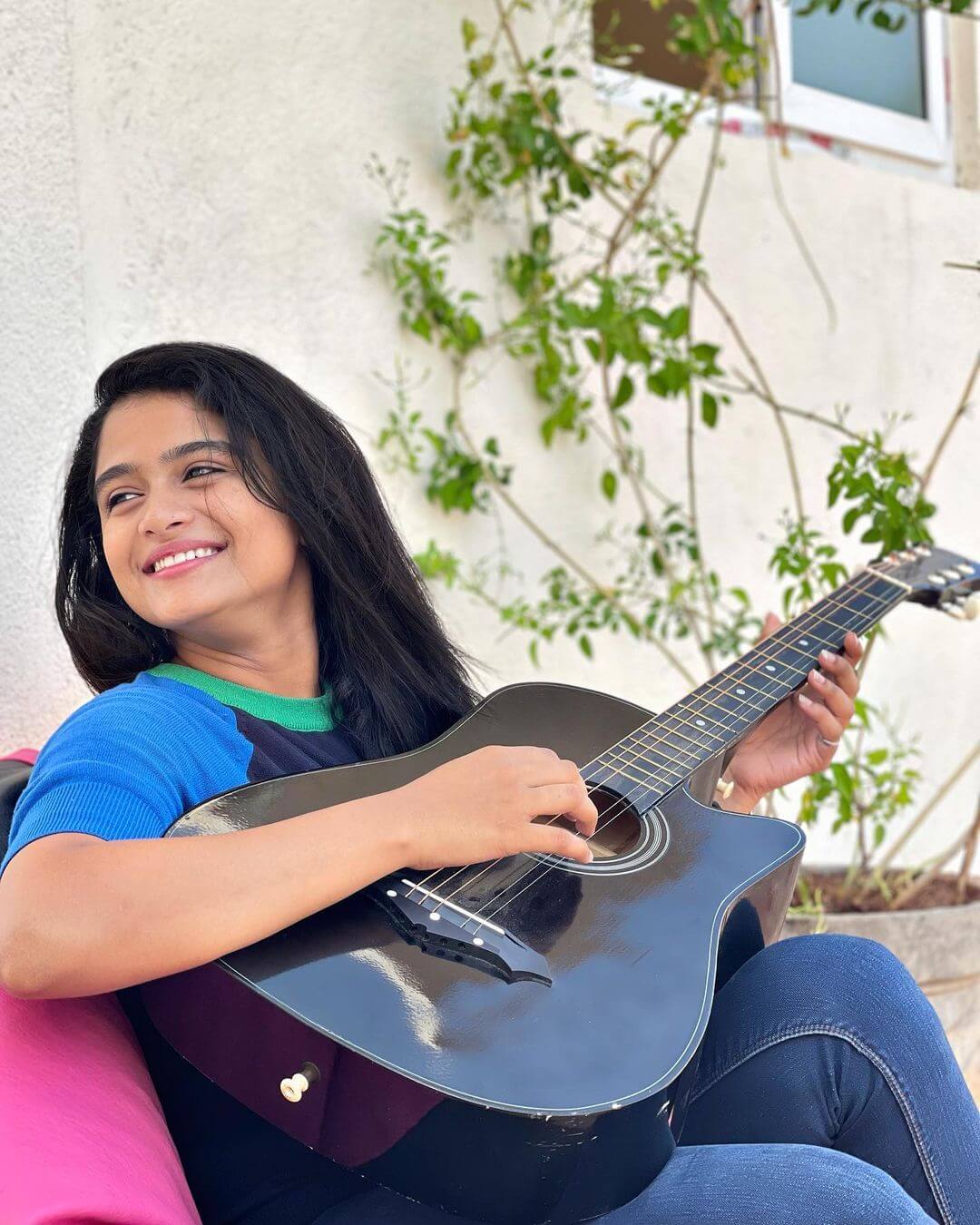 Reshma Venkatesh With Gitar